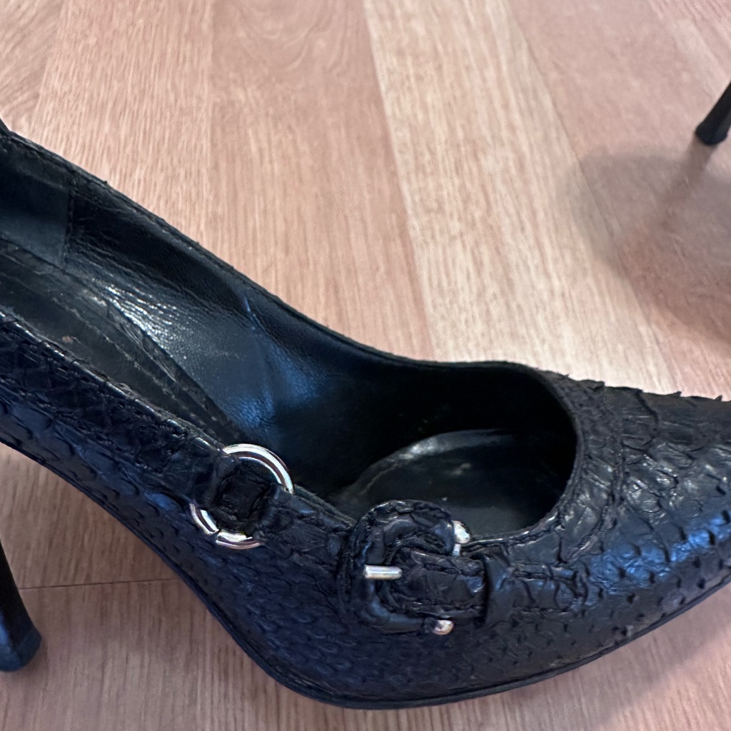 Gorgeous Black Burberry Python Pumps Size 5 / 35